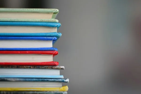 Pile de livres colorés