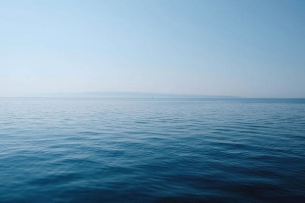 Mer calme à l'horizon