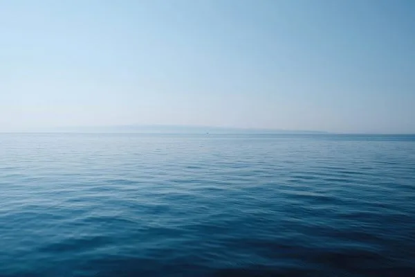 Mer calme à l'horizon